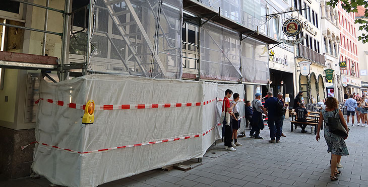 noch wird im August 2021 innen und an der Wirtshausfassade gearbeitet: im Spätherbst 2021 eröffnet im Tal 12 das  "Herrschaftszeiten. Das Paulander im Tal" (©Foto: Martin Schmitz)